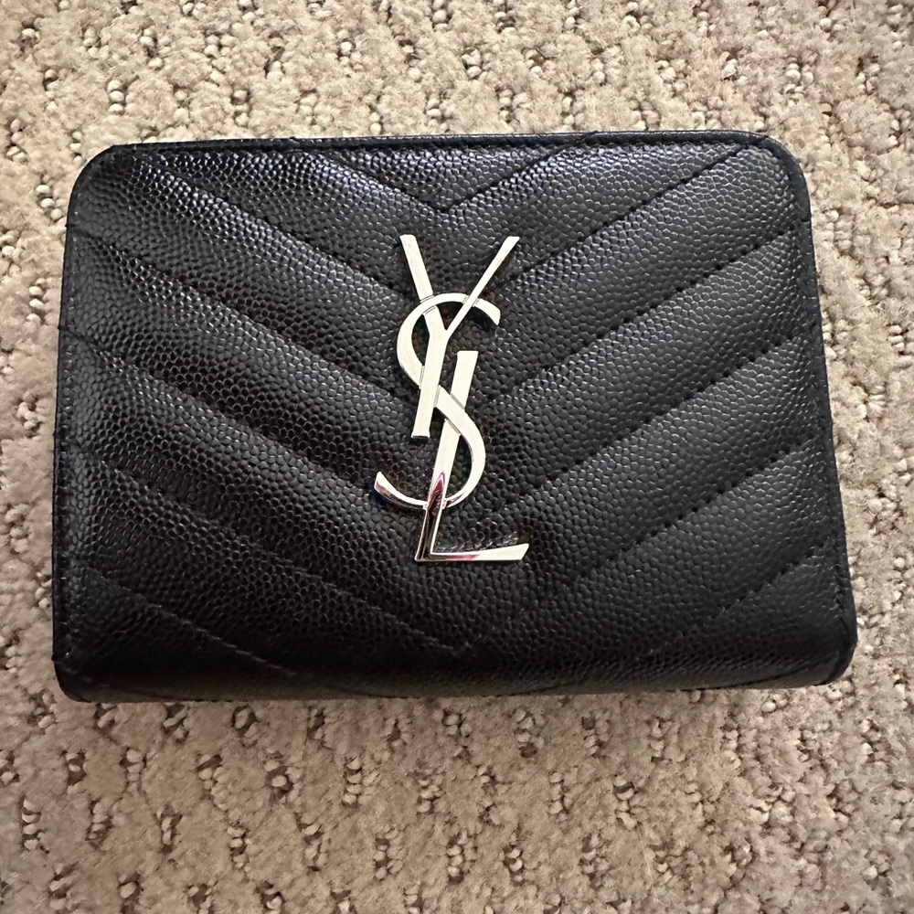 CASSANDRE MATELASSÉ COMPACT ZIP AROUND WALLET IN GRAIN DE POUDRE LEATHER